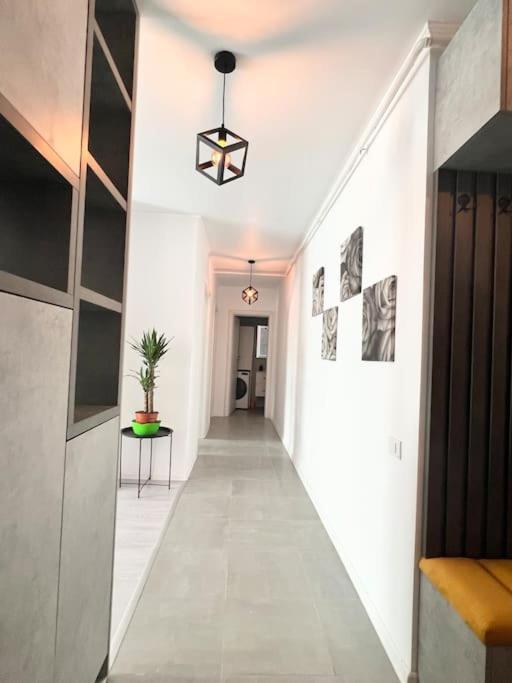 Central, Spacius Apartment. * Bucharest